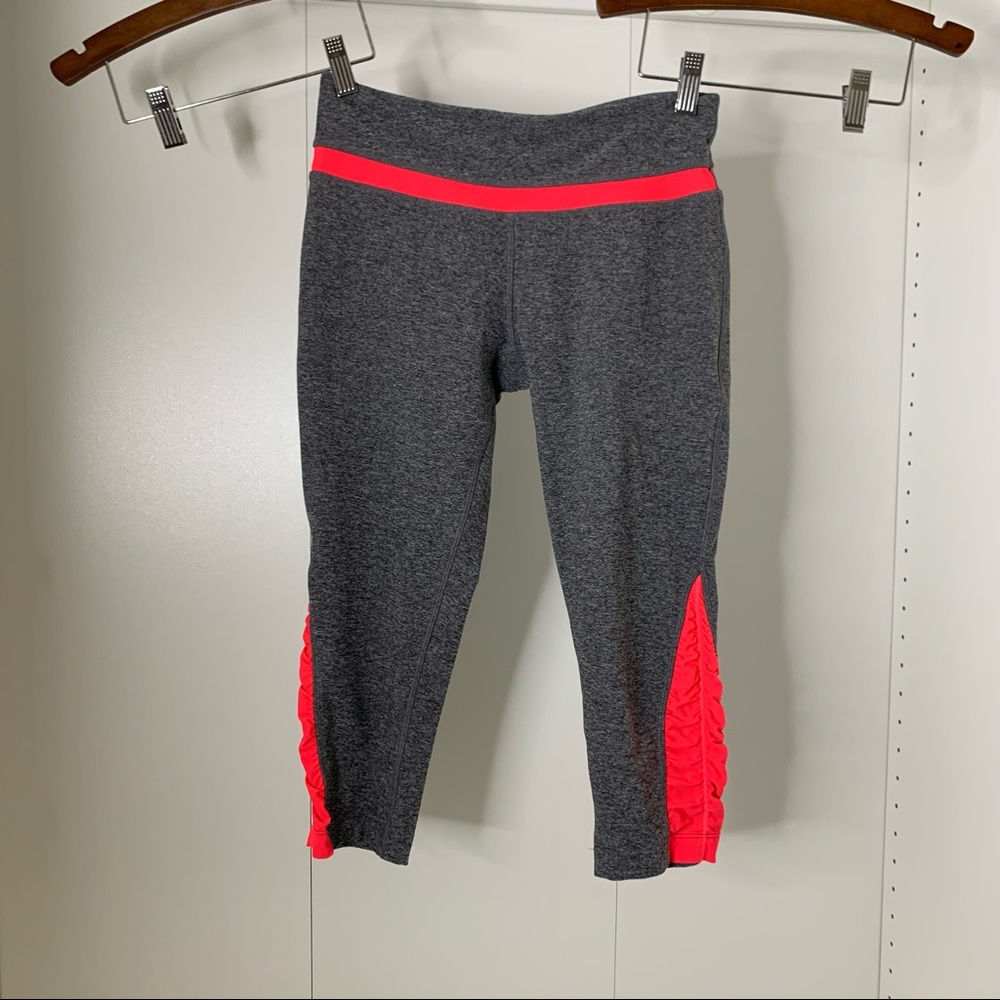 5/$25 Sale ☀️ Mondetta Ruched Detail Capri Leggings